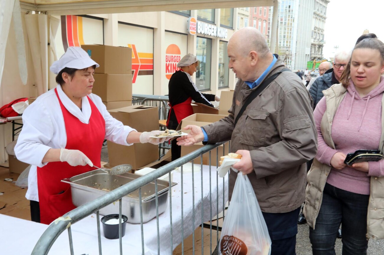 Rijeka: Podijeljeno 2500 porcija friganih srdela Rijeka: Podijeljeno 2500 porcija friganih srdela