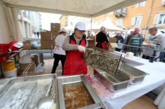 Rijeka: Podijeljeno 2500 porcija friganih srdela