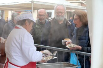 Rijeka: Podijeljeno 2500 porcija friganih srdela