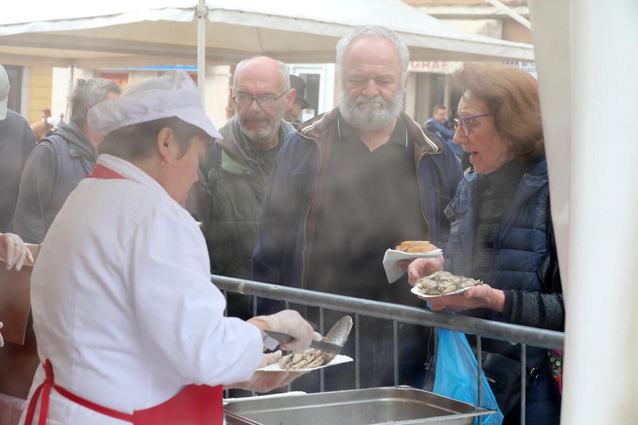 Rijeka: Podijeljeno 2500 porcija friganih srdela Rijeka: Podijeljeno 2500 porcija friganih srdela