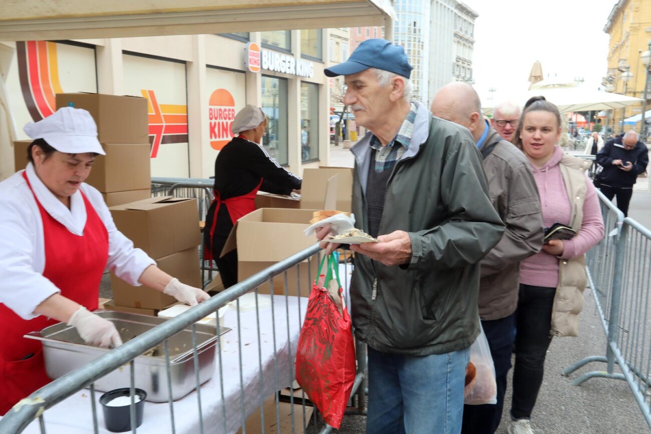 Rijeka: Podijeljeno 2500 porcija friganih srdela Rijeka: Podijeljeno 2500 porcija friganih srdela