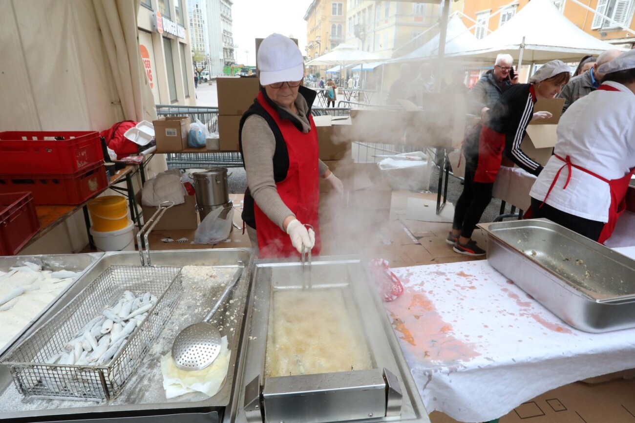 Rijeka: Podijeljeno 2500 porcija friganih srdela Rijeka: Podijeljeno 2500 porcija friganih srdela
