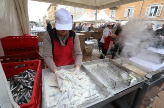 Rijeka: Podijeljeno 2500 porcija friganih srdela