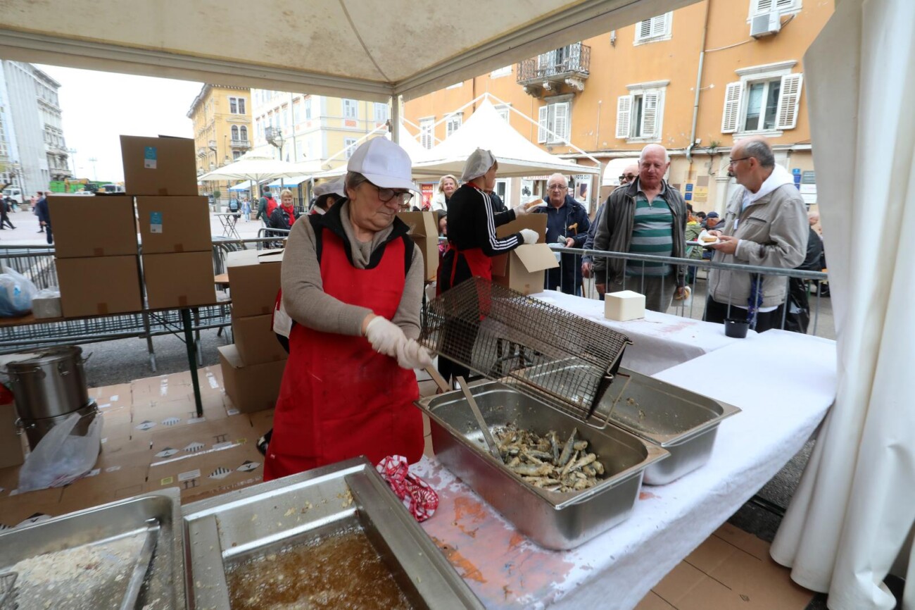 Rijeka: Podijeljeno 2500 porcija friganih srdela Rijeka: Podijeljeno 2500 porcija friganih srdela