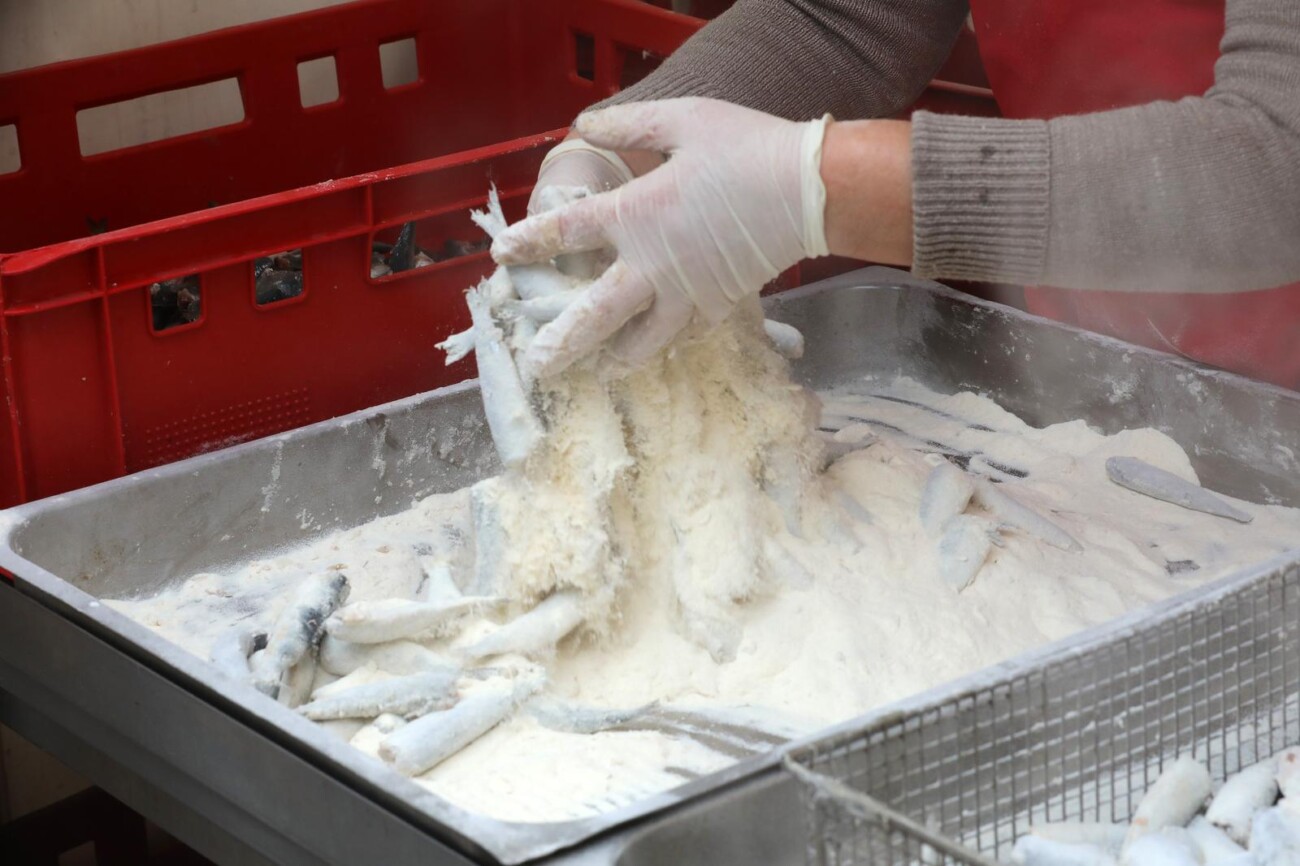 Rijeka: Podijeljeno 2500 porcija friganih srdela Rijeka: Podijeljeno 2500 porcija friganih srdela