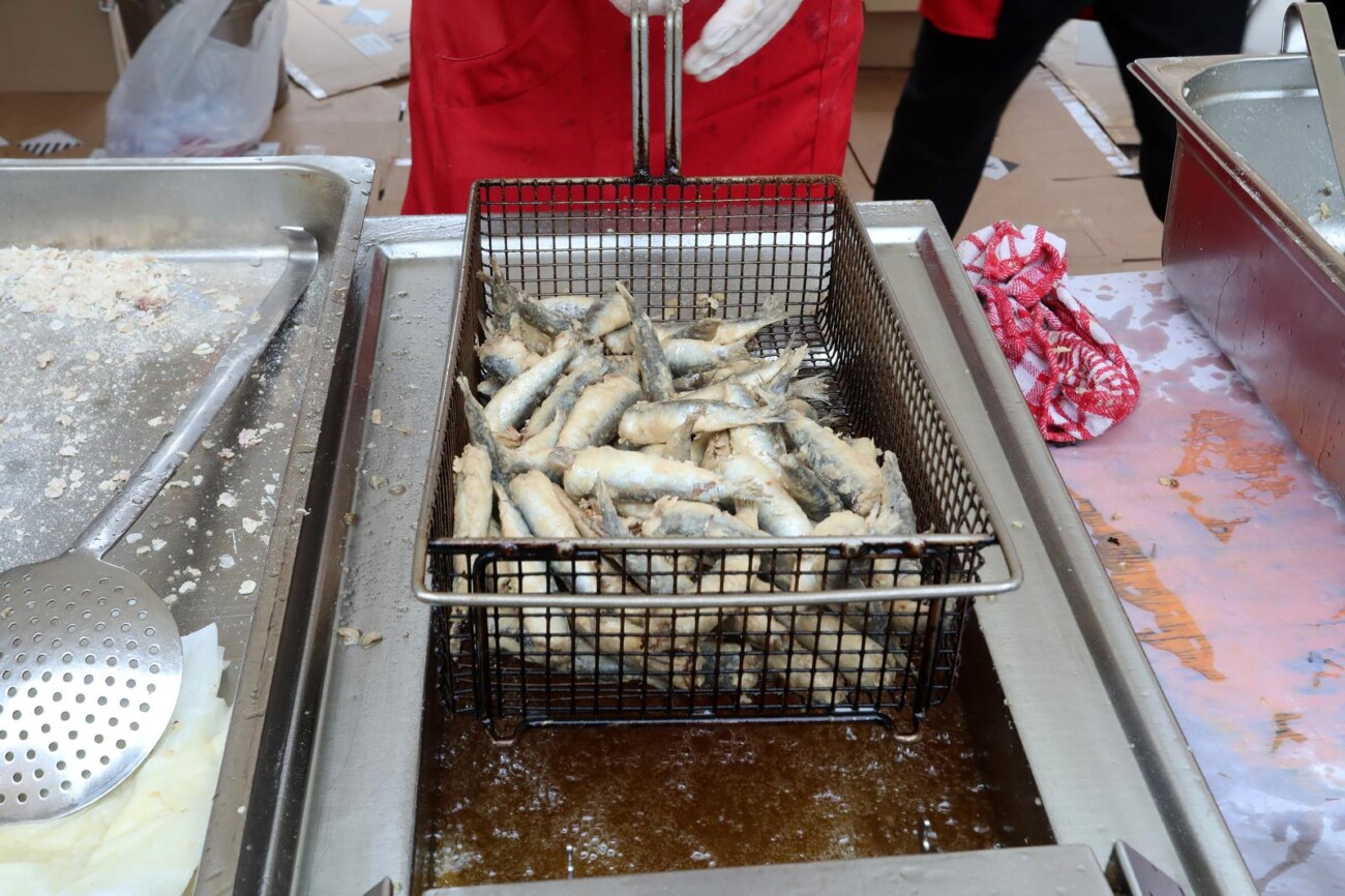 Rijeka: Podijeljeno 2500 porcija friganih srdela Rijeka: Podijeljeno 2500 porcija friganih srdela