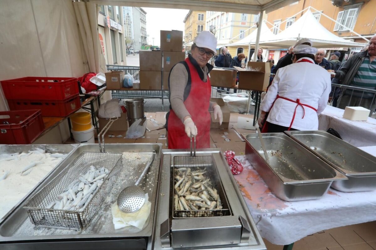 Rijeka: Podijeljeno 2500 porcija friganih srdela