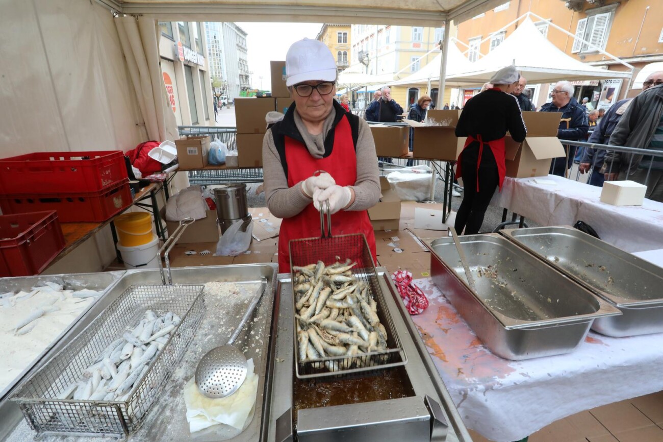 Rijeka: Podijeljeno 2500 porcija friganih srdela Rijeka: Podijeljeno 2500 porcija friganih srdela