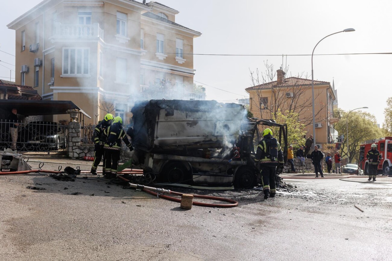 Rijeka: Veliki požar progutao tri automobila i vozilo Čistoće Rijeka: Veliki požar progutao tri automobila i vozilo Čistoće