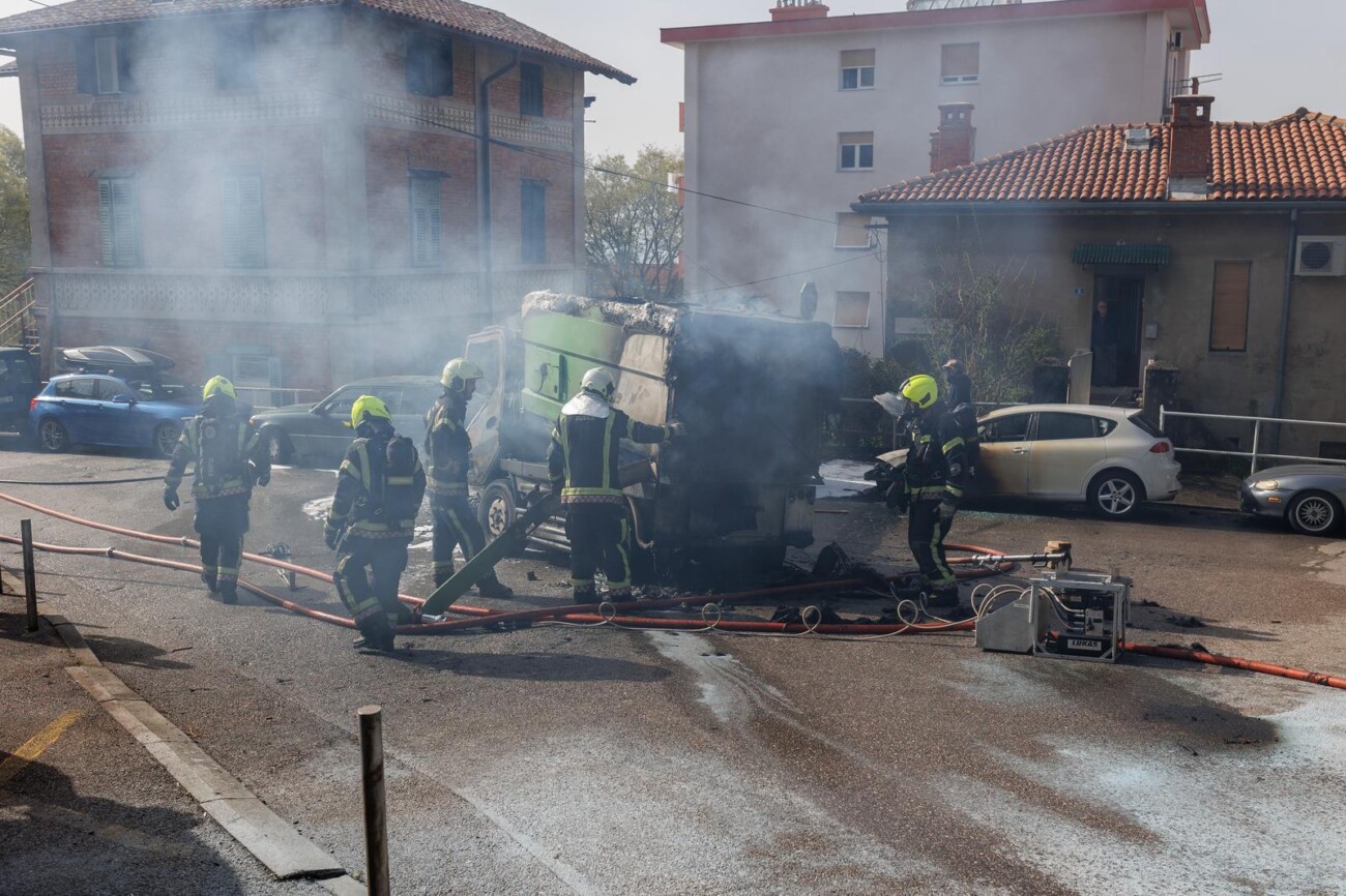Rijeka: Veliki požar progutao tri automobila i vozilo Čistoće Rijeka: Veliki požar progutao tri automobila i vozilo Čistoće