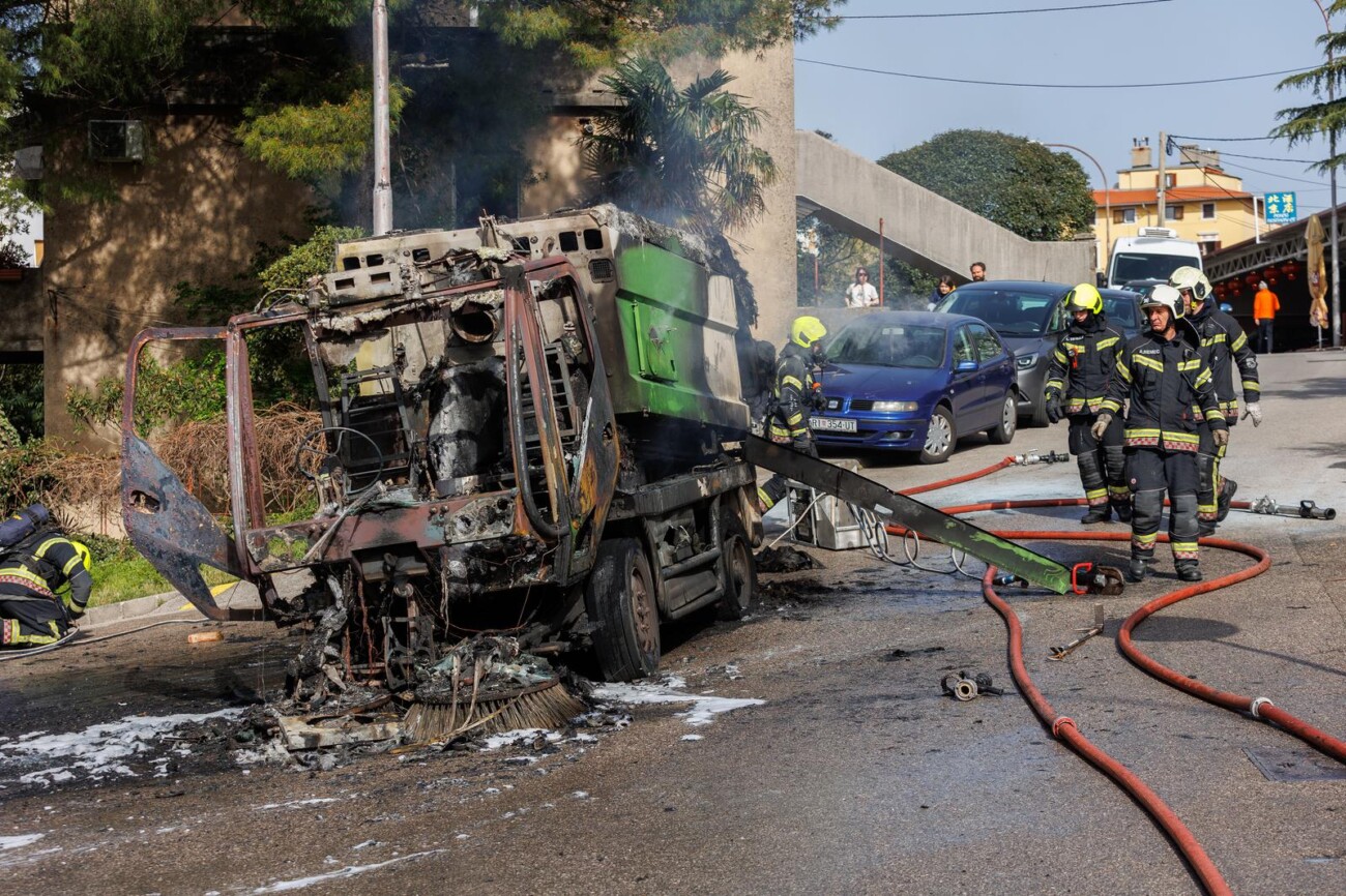 Rijeka: Veliki požar progutao tri automobila i vozilo Čistoće Rijeka: Veliki požar progutao tri automobila i vozilo Čistoće
