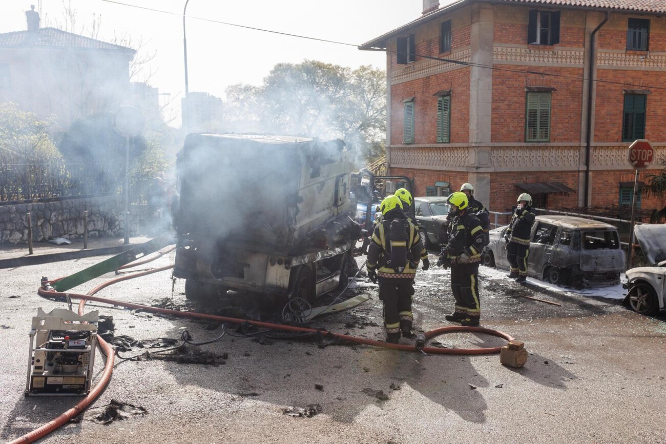 Rijeka: Veliki požar progutao tri automobila i vozilo Čistoće Rijeka: Veliki požar progutao tri automobila i vozilo Čistoće