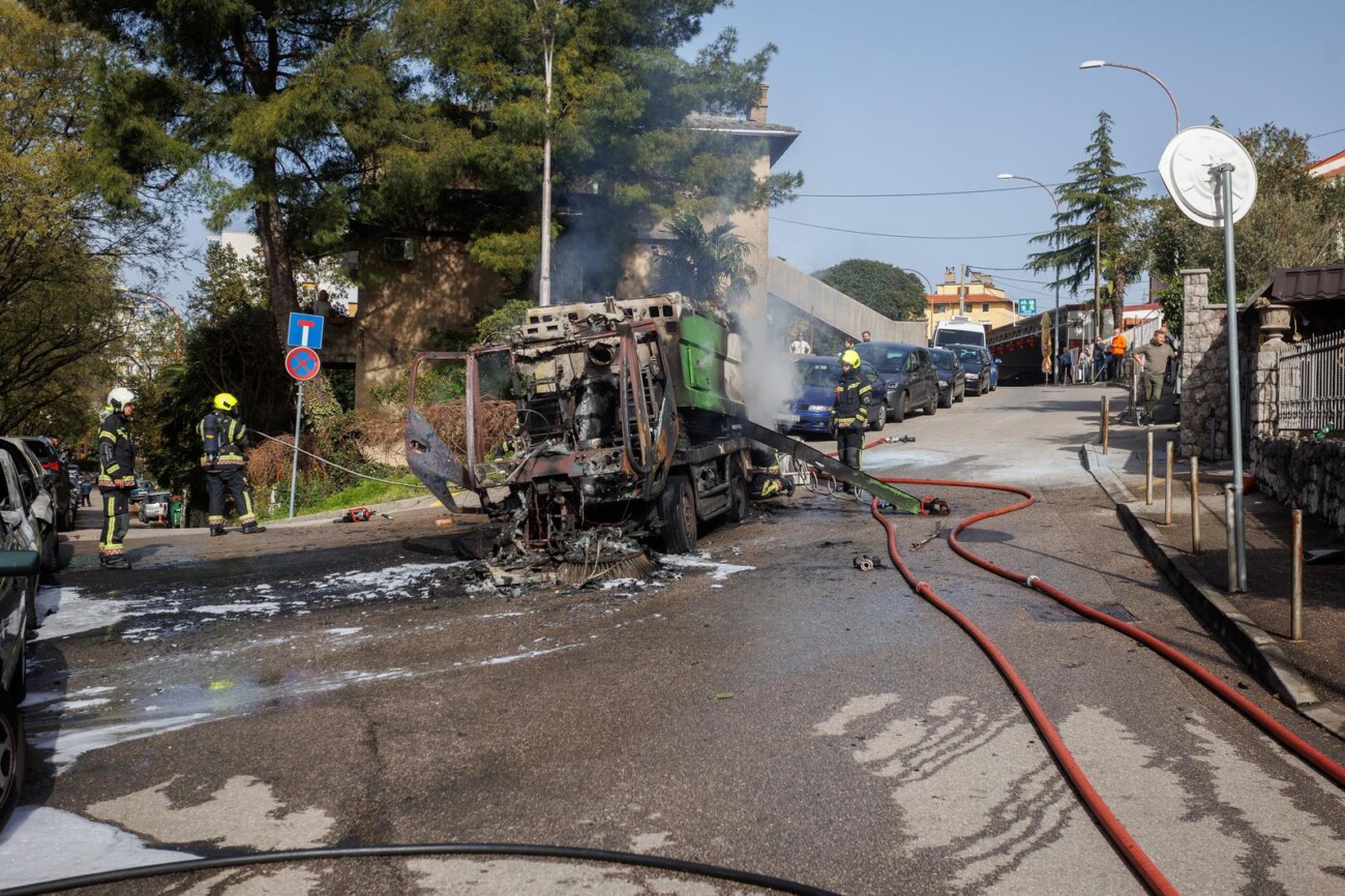 Rijeka: Veliki požar progutao tri automobila i vozilo Čistoće Rijeka: Veliki požar progutao tri automobila i vozilo Čistoće