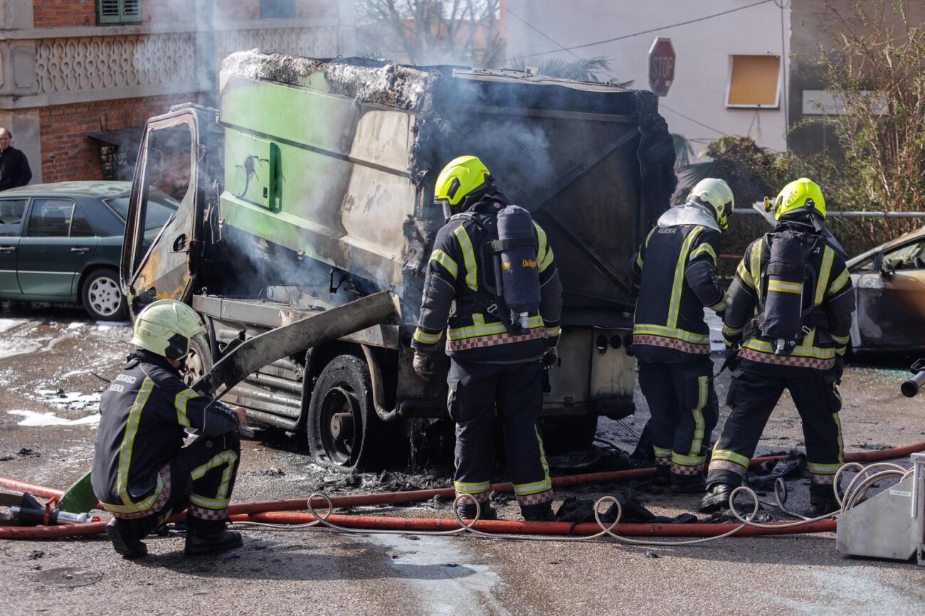 Rijeka: Veliki požar progutao tri automobila i vozilo Čistoće Rijeka: Veliki požar progutao tri automobila i vozilo Čistoće