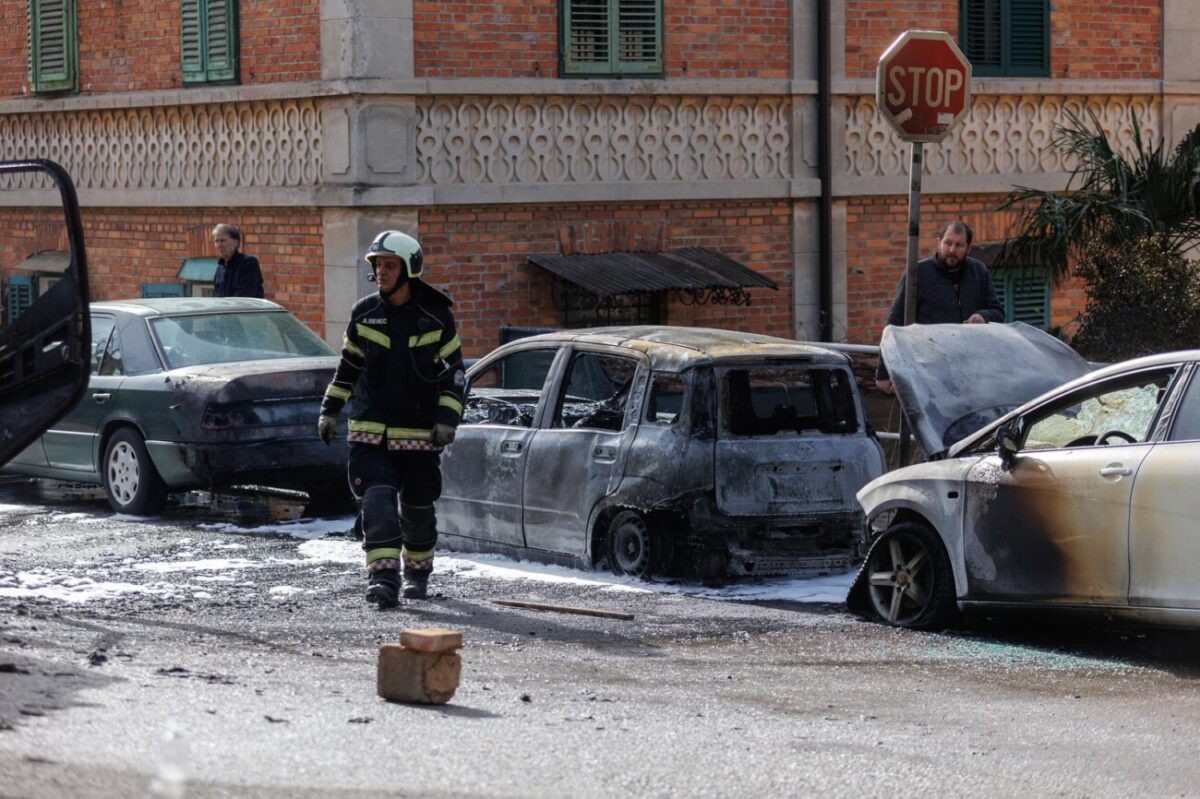 Rijeka:  Veliki požar progutao tri automobila i vozilo Čistoće