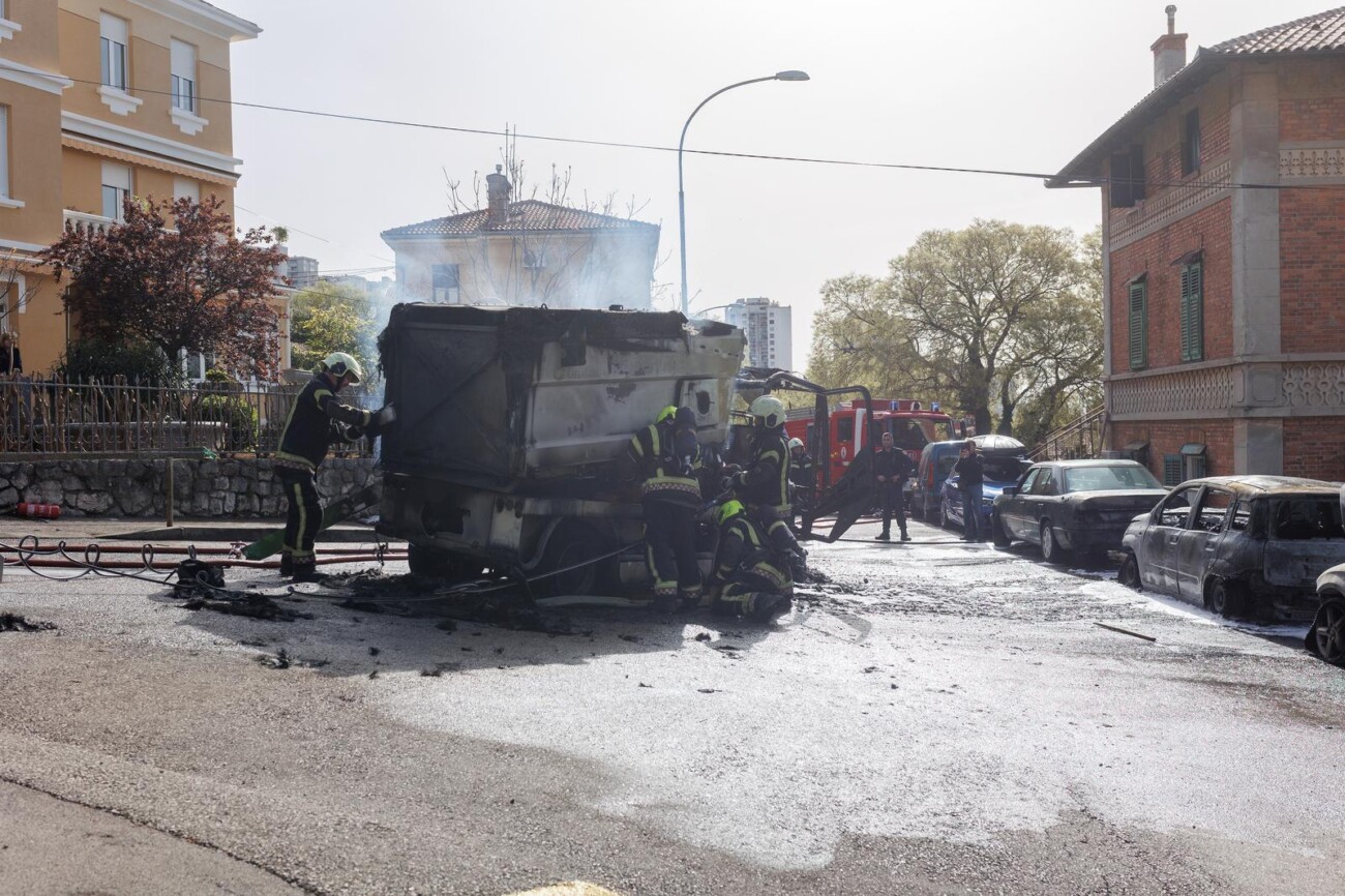 Rijeka: Veliki požar progutao tri automobila i vozilo Čistoće Rijeka: Veliki požar progutao tri automobila i vozilo Čistoće
