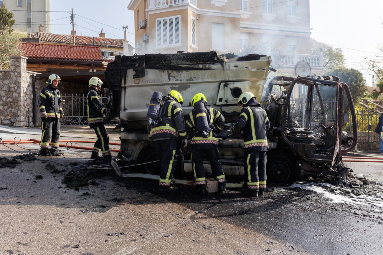 Rijeka: Veliki požar progutao tri automobila i vozilo Čistoće Rijeka: Veliki požar progutao tri automobila i vozilo Čistoće