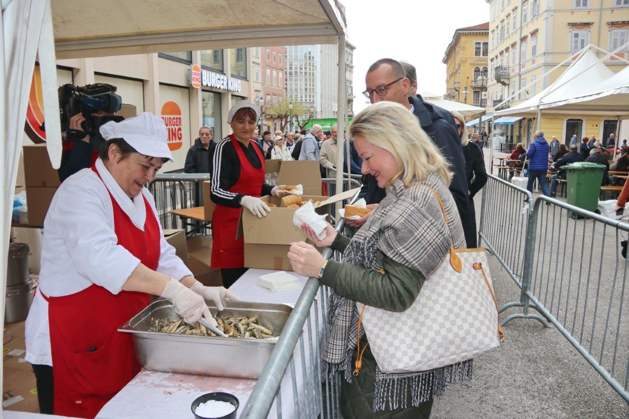 Podjela-ribica-na-Korzu-povodom-Uskrsa-11 Podjela-ribica-na-Korzu-povodom-Uskrsa-11