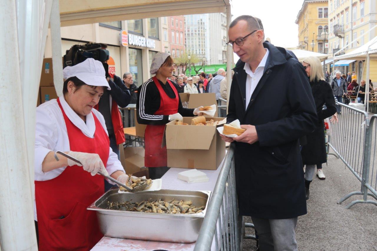 Podjela-ribica-na-Korzu-povodom-Uskrsa-13 Podjela-ribica-na-Korzu-povodom-Uskrsa-13