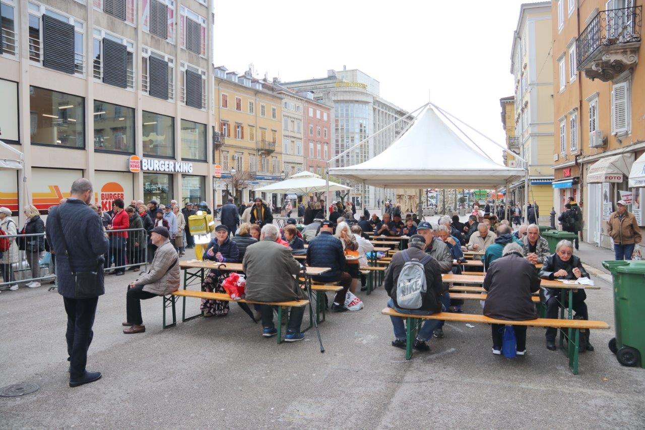 Podjela-ribica-na-Korzu-povodom-Uskrsa-4 Podjela-ribica-na-Korzu-povodom-Uskrsa-4