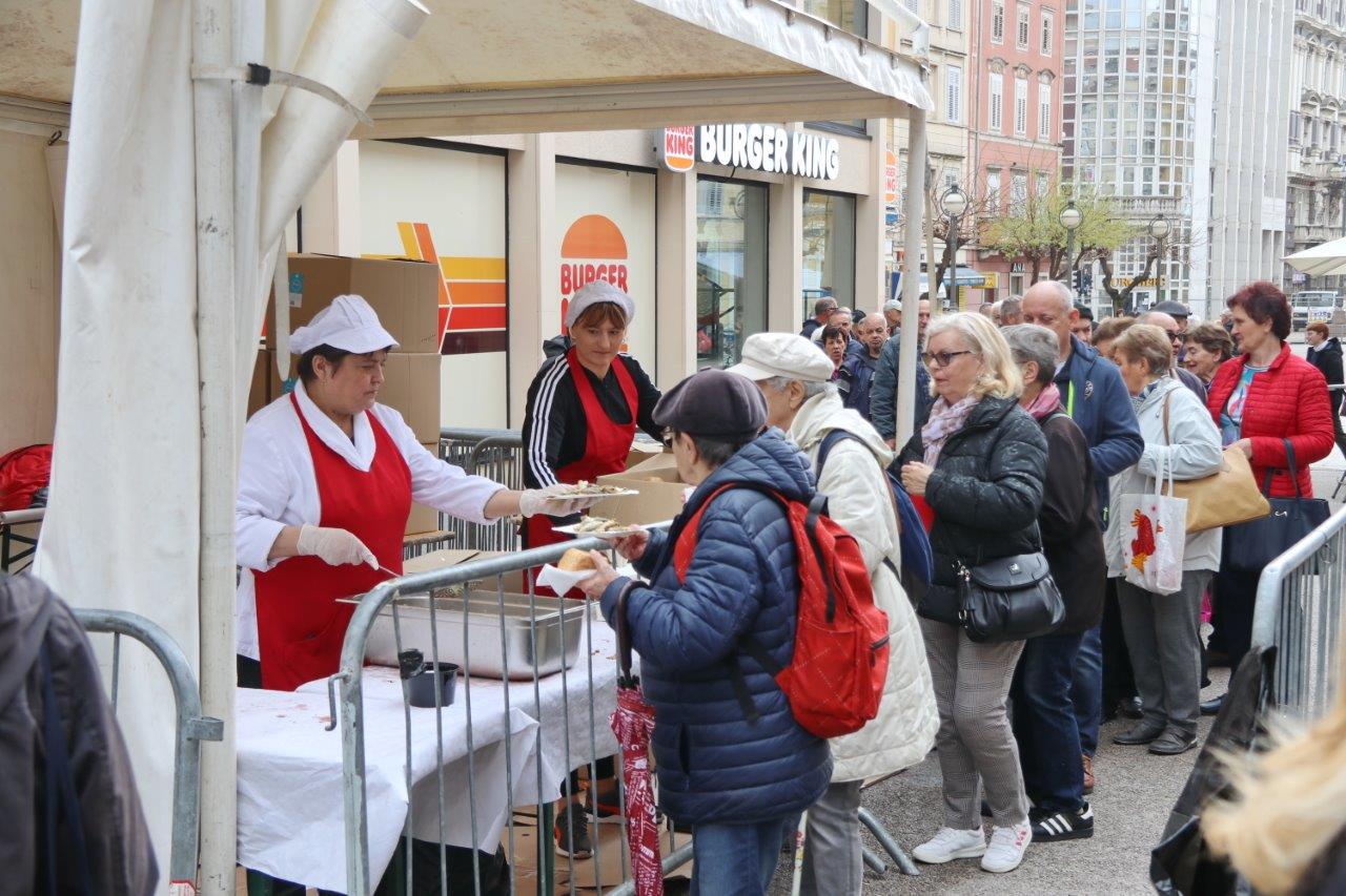 Podjela-ribica-na-Korzu-povodom-Uskrsa-5 Podjela-ribica-na-Korzu-povodom-Uskrsa-5