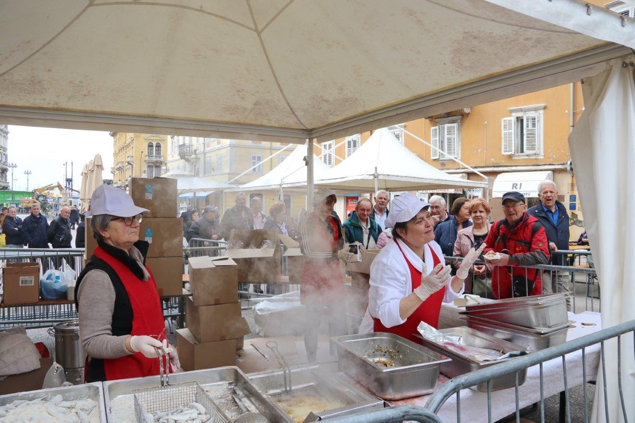 Podjela-ribica-na-Korzu-povodom-Uskrsa-8 Podjela-ribica-na-Korzu-povodom-Uskrsa-8