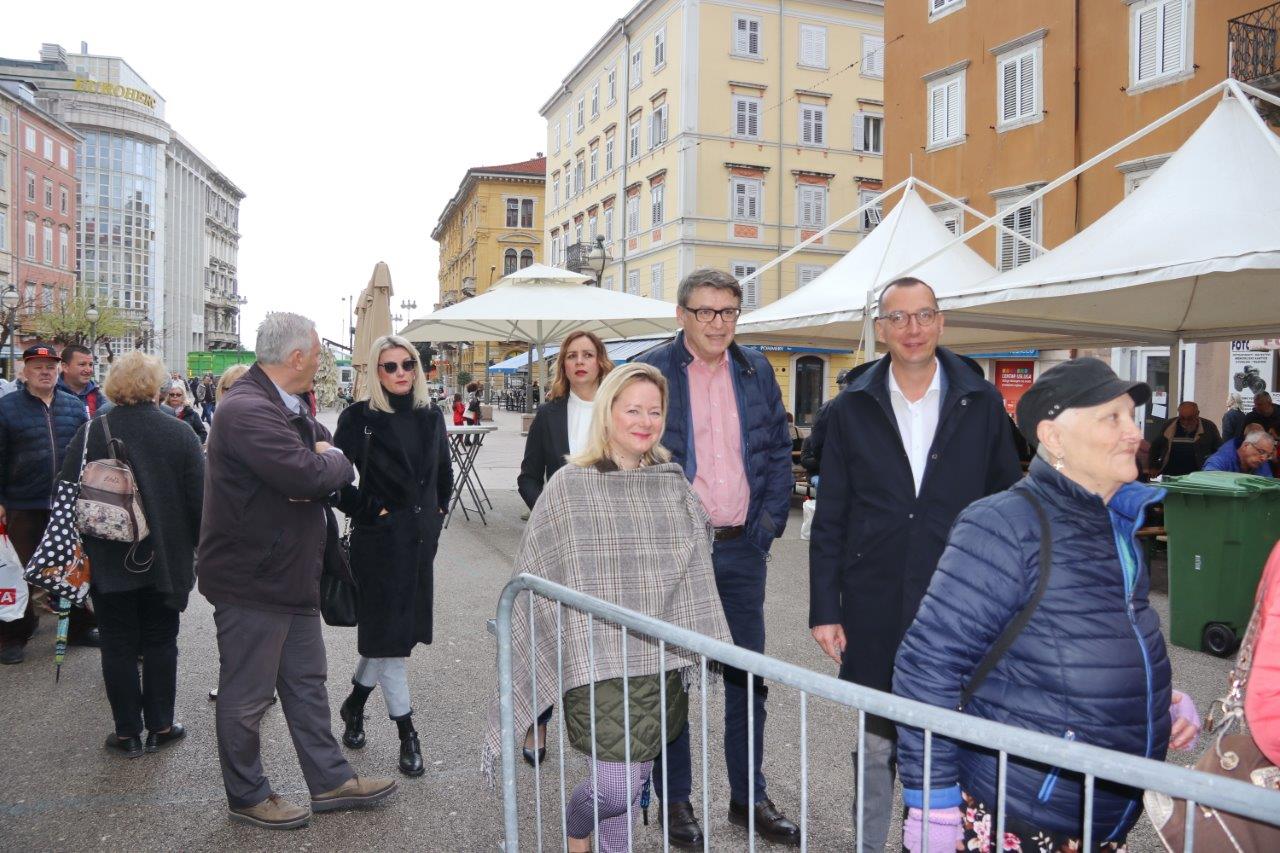 Podjela-ribica-na-Korzu-povodom-Uskrsa-9 Podjela-ribica-na-Korzu-povodom-Uskrsa-9