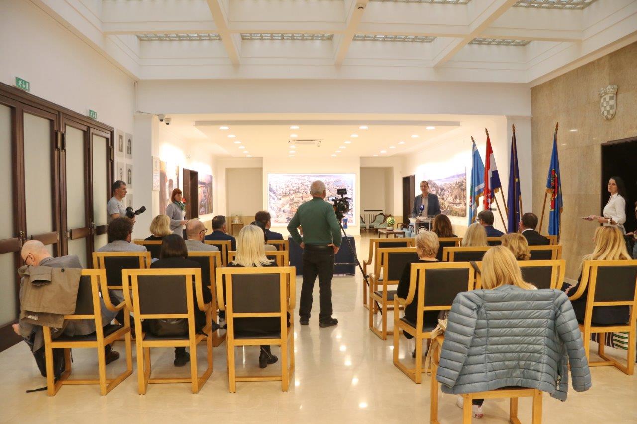 Potpisivanje-sporazuma-o-sponzorskim-i-donacijskim-suradnjama-između-Grada-Rijeke-i-Erste-banke-2 Potpisivanje-sporazuma-o-sponzorskim-i-donacijskim-suradnjama-između-Grada-Rijeke-i-Erste-banke-2