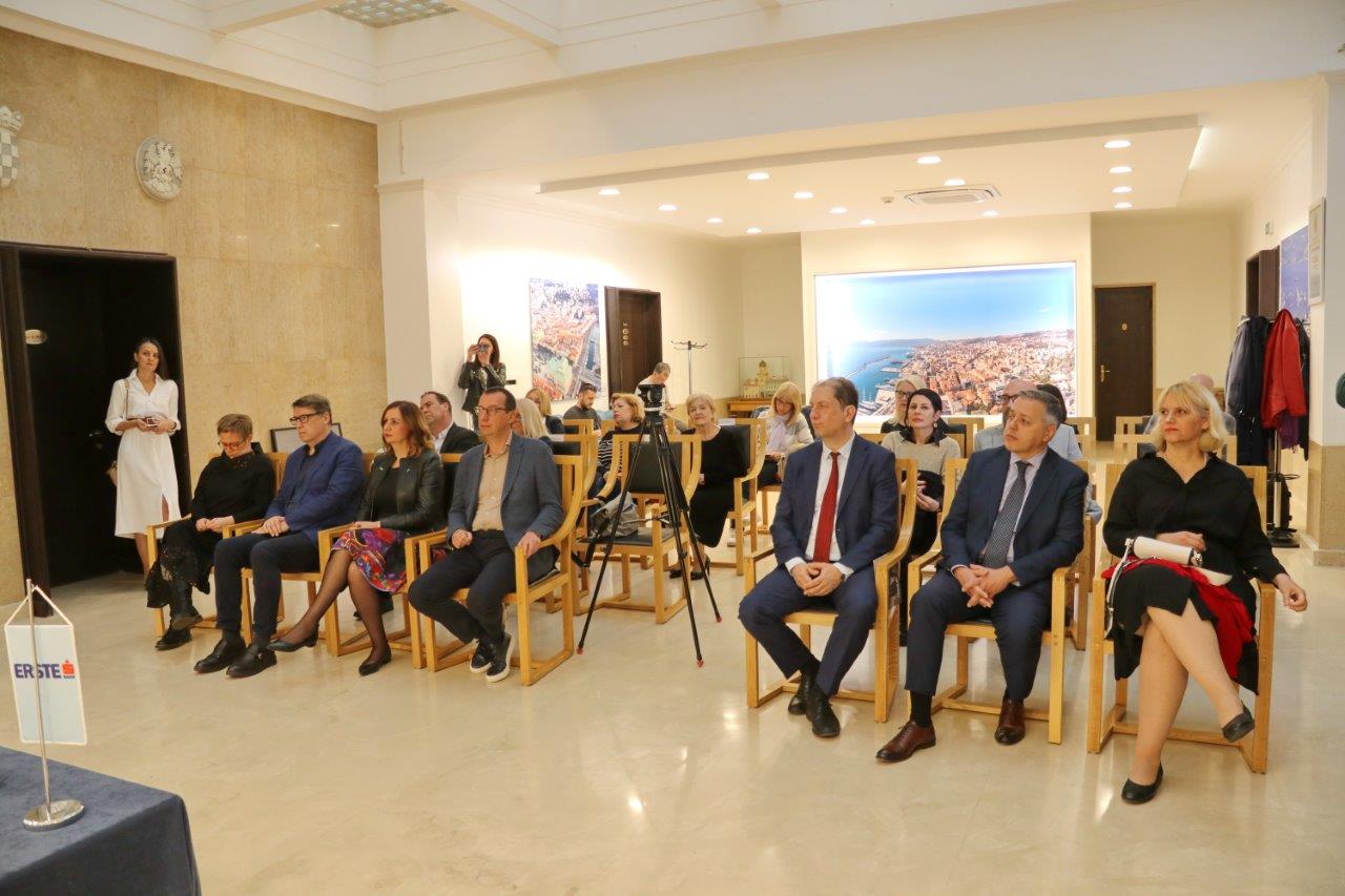 Potpisivanje-sporazuma-o-sponzorskim-i-donacijskim-suradnjama-između-Grada-Rijeke-i-Erste-banke-6 Potpisivanje-sporazuma-o-sponzorskim-i-donacijskim-suradnjama-između-Grada-Rijeke-i-Erste-banke-6