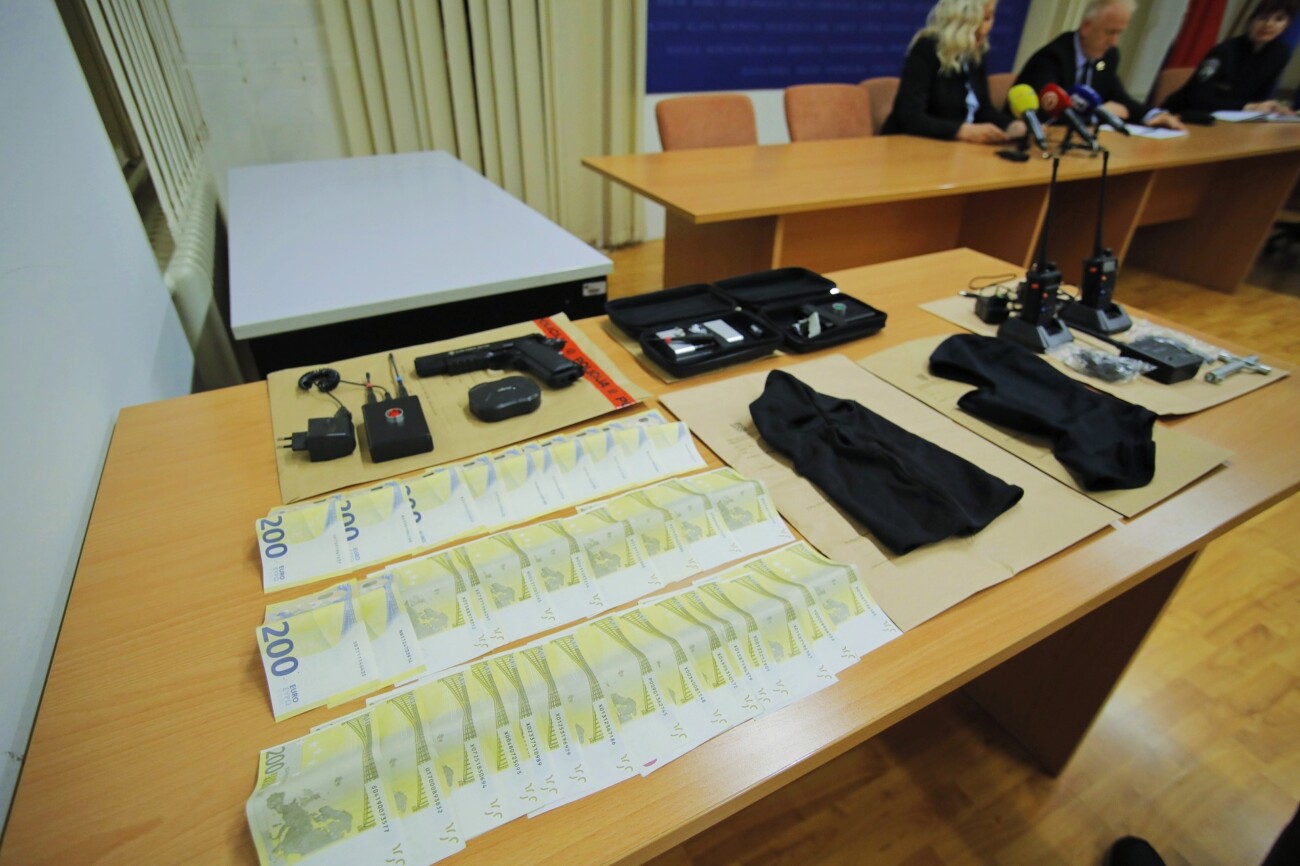 fina pljacka policija oruzje novac