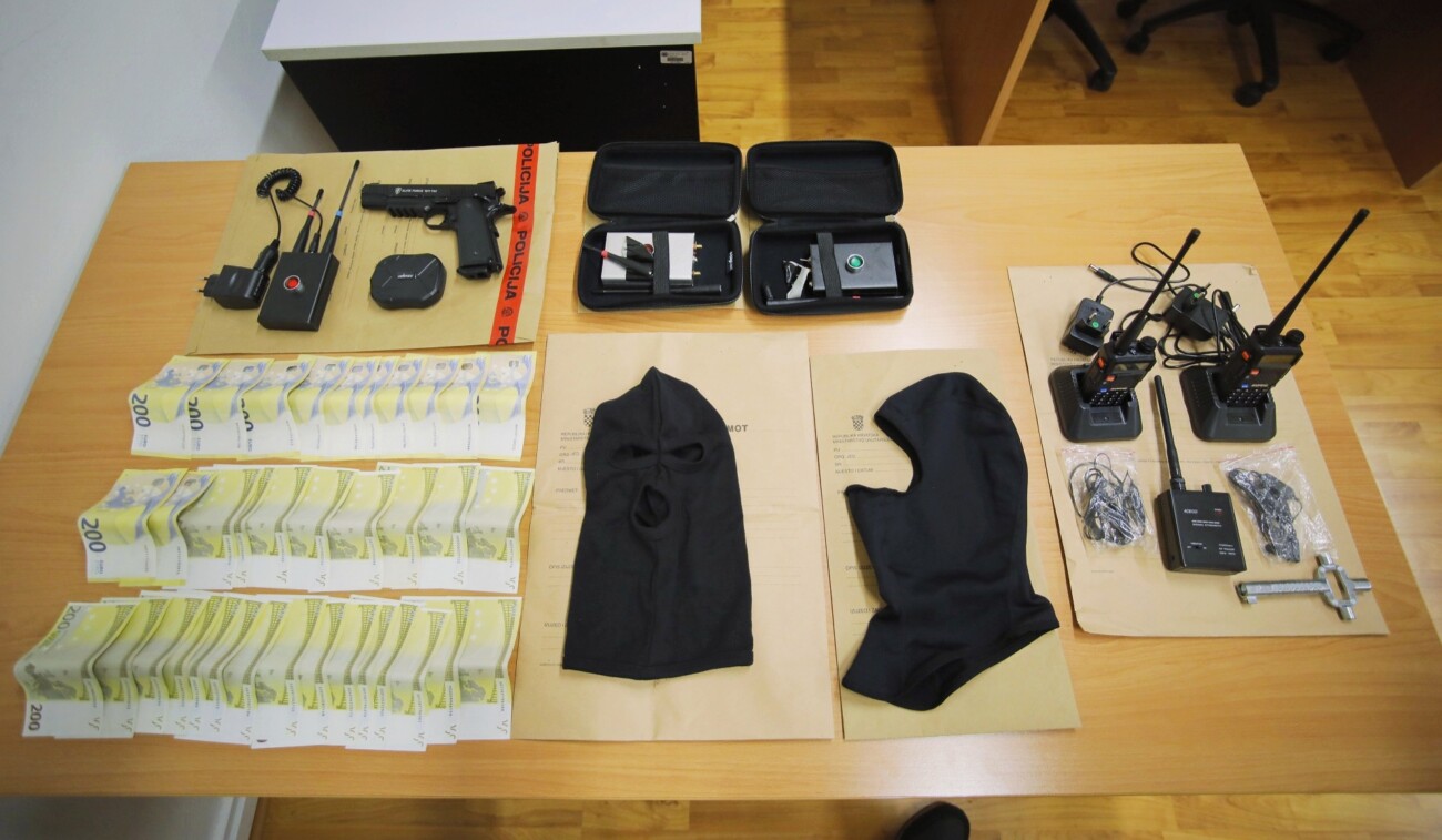 fina pljacka policija oruzje novac