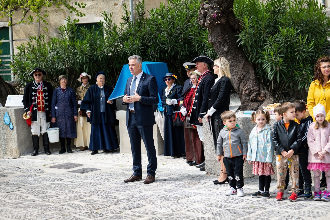 Oživljene špine (4) Oživljene špine (4)