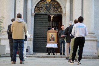 Rijeka: Molitelji pred katedralom i prosvjednici