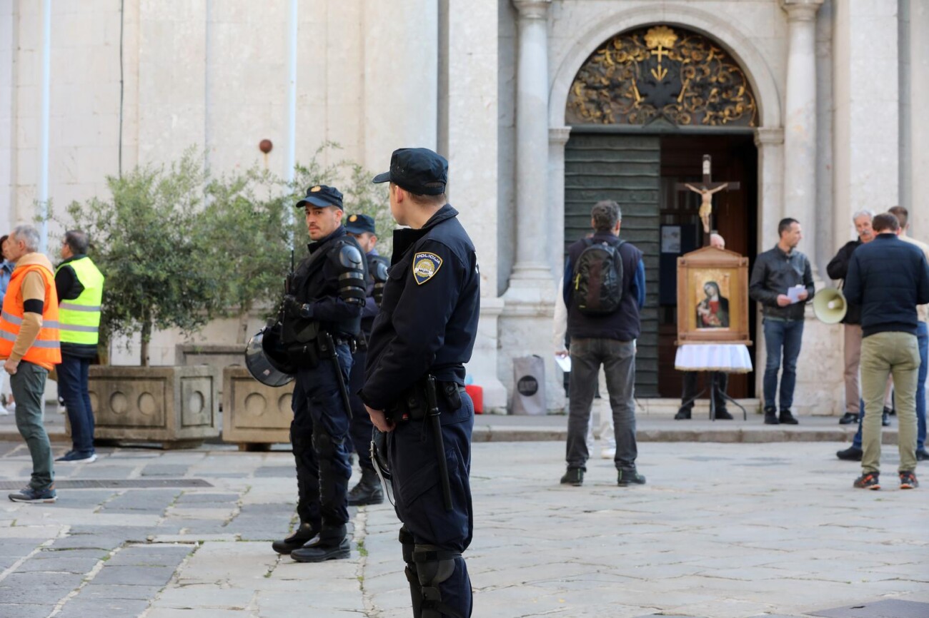 Rijeka: Molitelji pred katedralom i prosvjednici Rijeka: Molitelji pred katedralom i prosvjednici