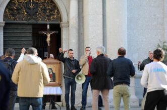 Rijeka: Molitelji pred katedralom i prosvjednici