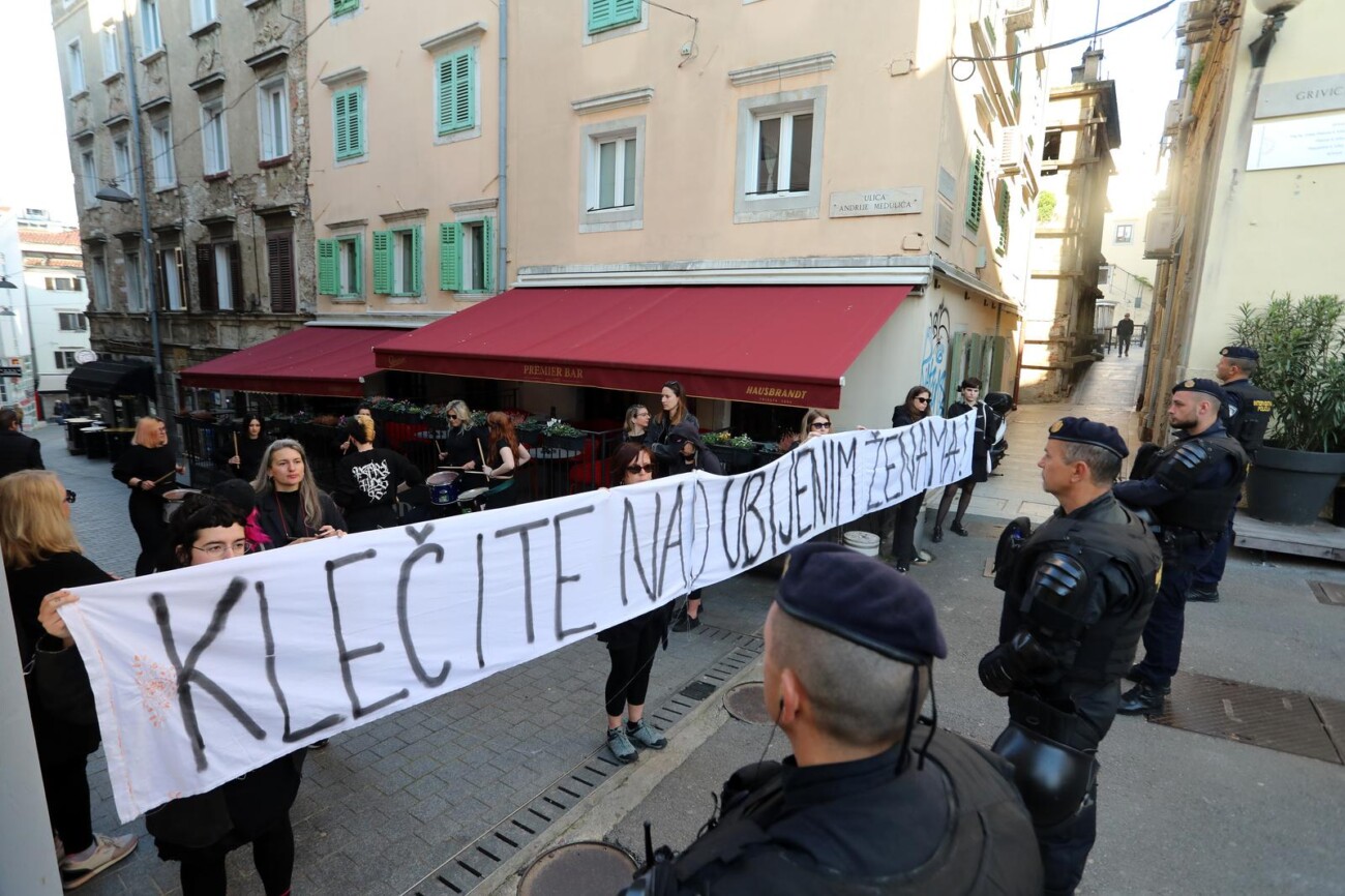 Rijeka: Molitelji pred katedralom i prosvjednici Rijeka: Molitelji pred katedralom i prosvjednici