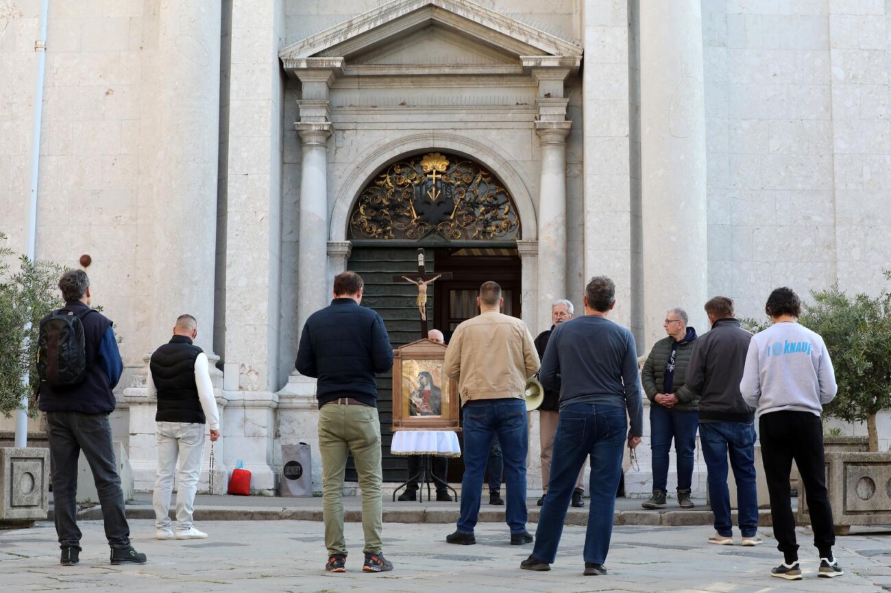 Rijeka: Molitelji pred katedralom i prosvjednici Rijeka: Molitelji pred katedralom i prosvjednici