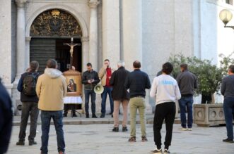 Rijeka: Molitelji pred katedralom i prosvjednici