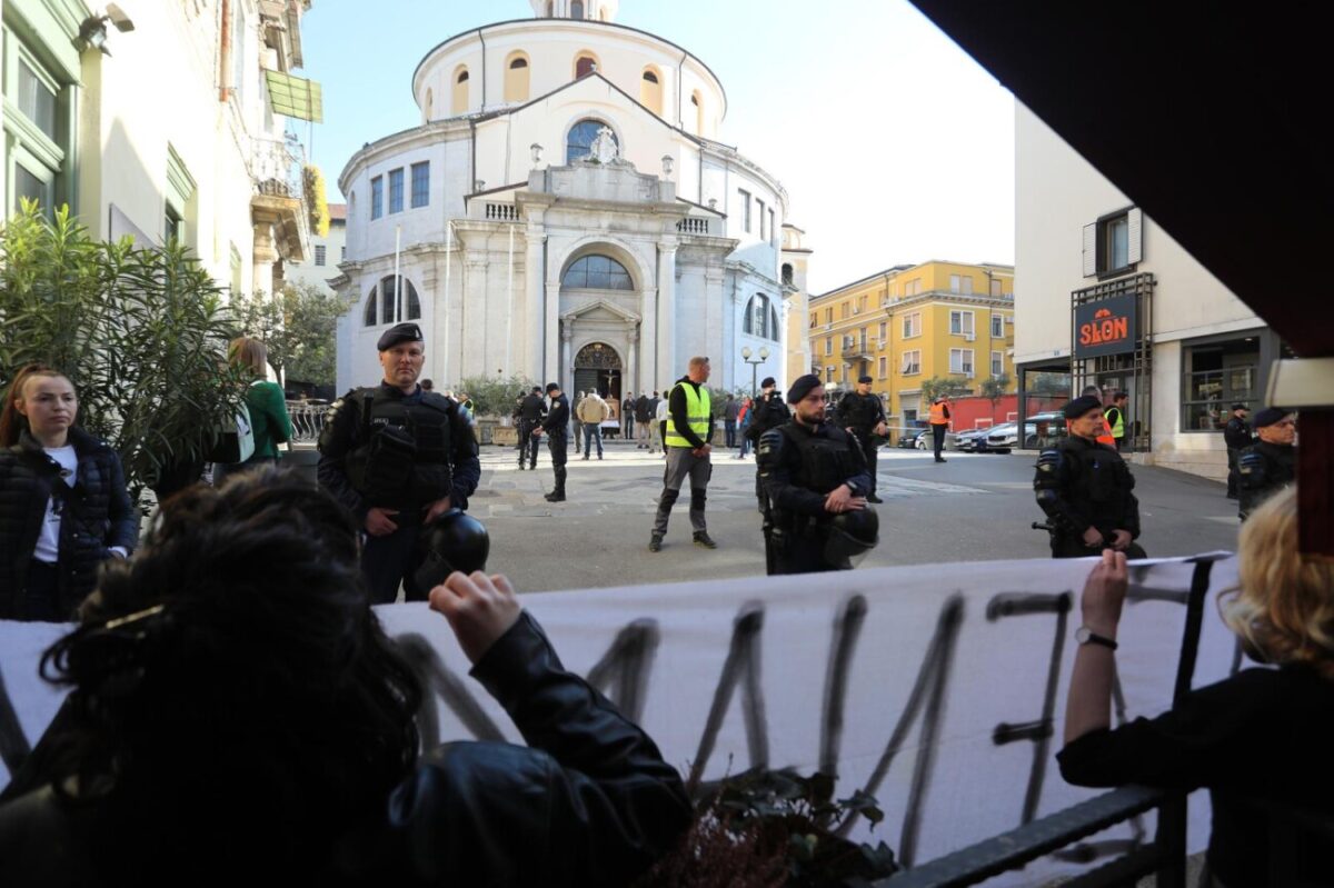 Rijeka: Molitelji pred katedralom i prosvjednici