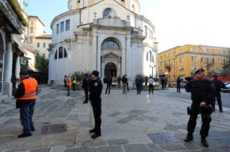 Rijeka: Molitelji pred katedralom i prosvjednici