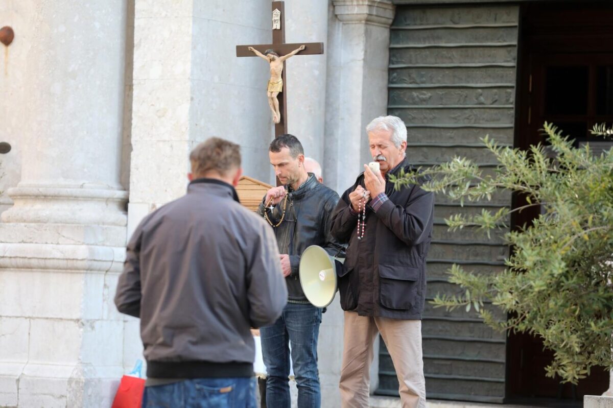 Rijeka: Molitelji pred katedralom i prosvjednici