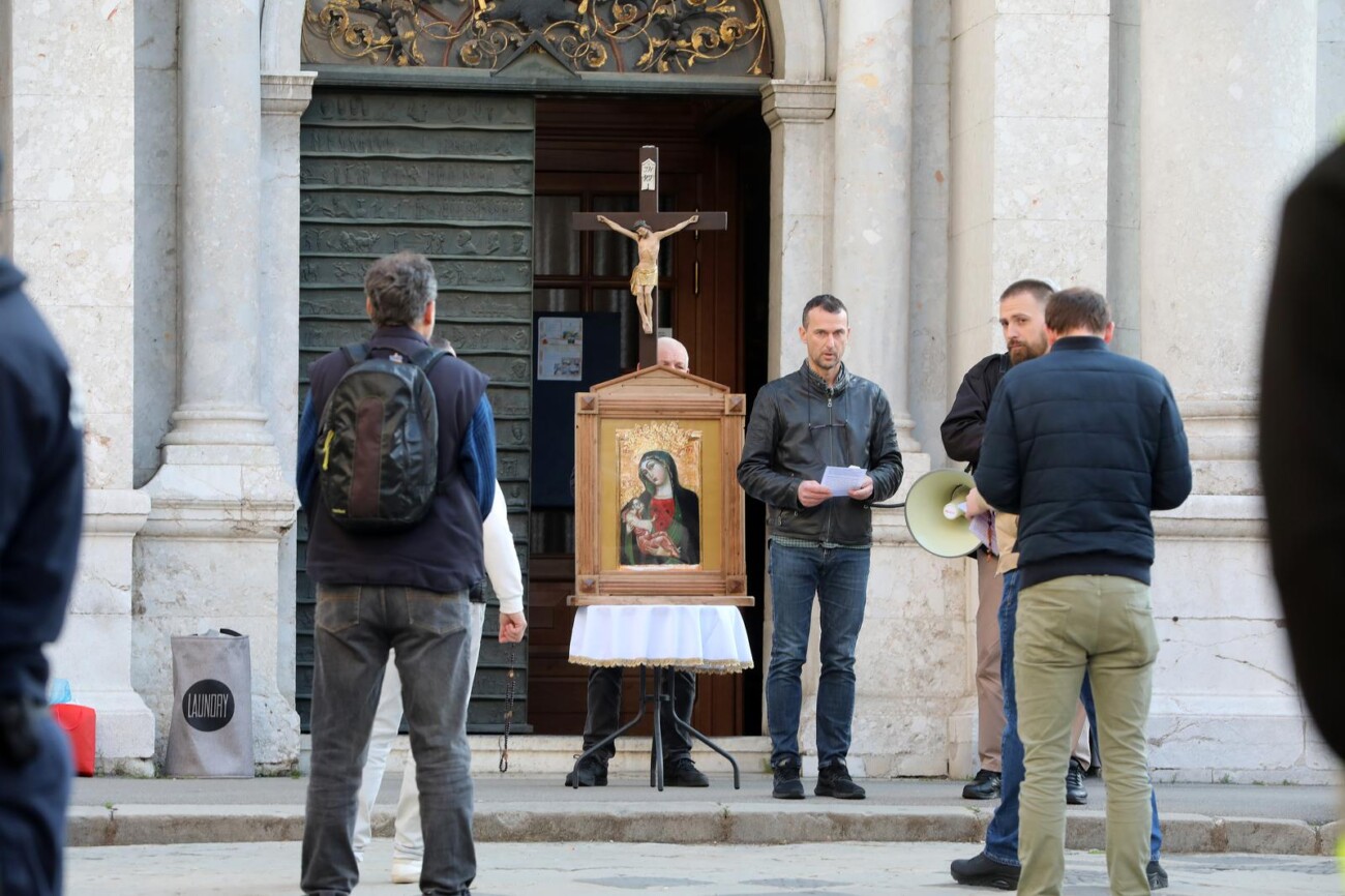 Rijeka: Molitelji pred katedralom i prosvjednici Rijeka: Molitelji pred katedralom i prosvjednici