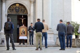 Rijeka: Molitelji pred katedralom i prosvjednici