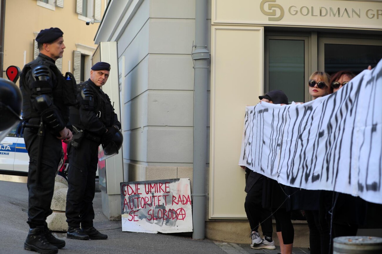 Rijeka: Molitelji pred katedralom i prosvjednici Rijeka: Molitelji pred katedralom i prosvjednici