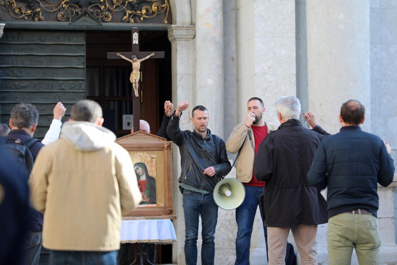 Rijeka: Molitelji pred katedralom i prosvjednici Rijeka: Molitelji pred katedralom i prosvjednici