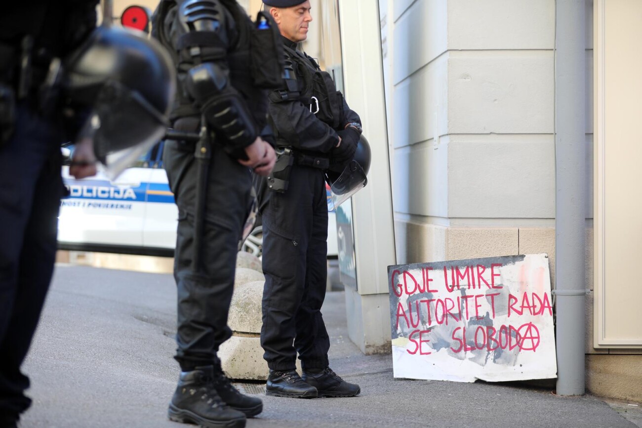 Rijeka: Molitelji pred katedralom i prosvjednici Rijeka: Molitelji pred katedralom i prosvjednici