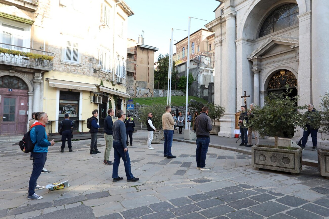 Rijeka: Molitelji pred katedralom i prosvjednici Rijeka: Molitelji pred katedralom i prosvjednici