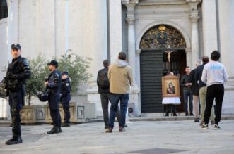 Rijeka: Molitelji pred katedralom i prosvjednici