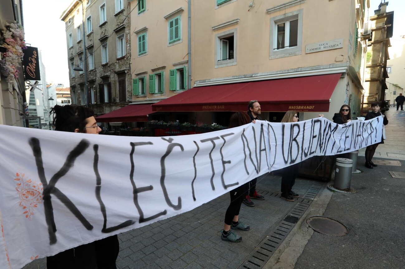 Rijeka: Molitelji pred katedralom i prosvjednici Rijeka: Molitelji pred katedralom i prosvjednici