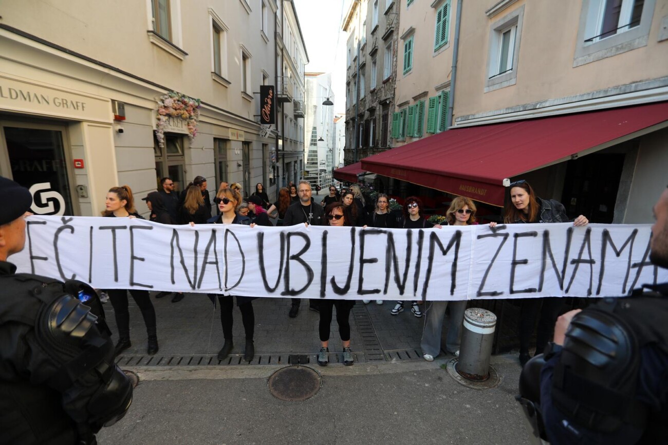 Rijeka: Molitelji pred katedralom i prosvjednici Rijeka: Molitelji pred katedralom i prosvjednici